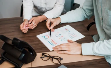 companeros-de-trabajo-mirando-algunos-graficos