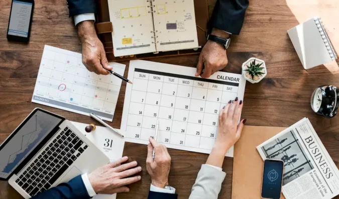 grupo-de-empresarios-que-tienen-una-reunion