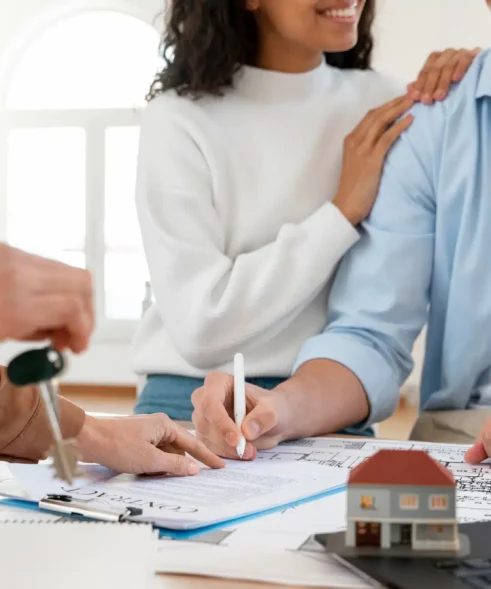 pareja-sonriente-firma-contrato-para-casa-nueva